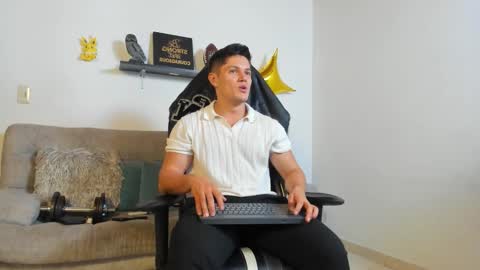 Snapshot of julian_wallace chatting on October 13, 2025, 12:54 am julian_wallace online show from October 13, 2025, 12:54 am