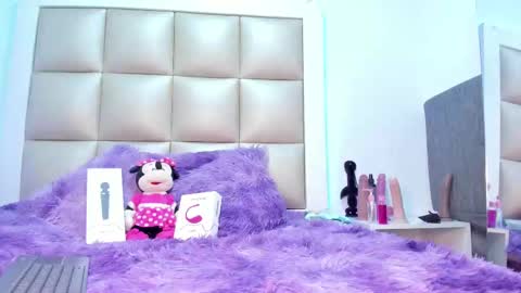 juliana_js_ online show from September 18, 2025, 4:47 am