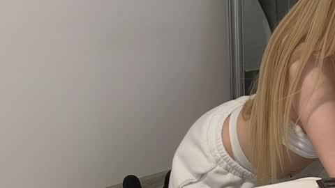 Snapshot of juliejuliette chatting on February 6, 2025, 12:00 am Julia online show from February 6, 2025, 12:00 am
