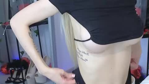 Snapshot of juliejuliette chatting on March 10, 2025, 4:03 pm Julia online show from March 10, 2025, 4:03 pm