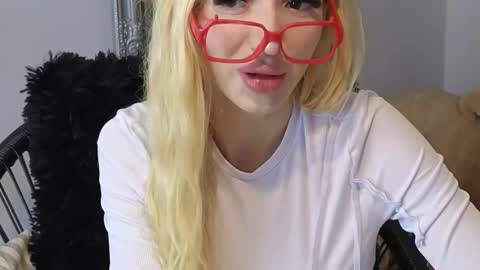Snapshot of juliejuliette chatting on October 14, 2025, 12:50 pm Julia online show from October 14, 2025, 12:50 pm
