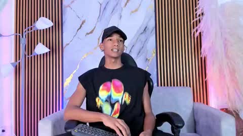 Snapshot of juliensaint_ chatting on September 29, 2025, 12:10 pm Julien online show from September 29, 2025, 12:10 pm