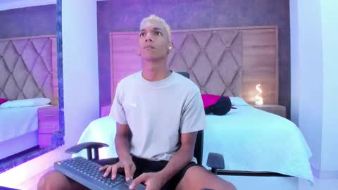 Snapshot of juliensaint_ chatting on October 8, 2025, 12:03 pm Julien online show from October 8, 2025, 12:03 pm