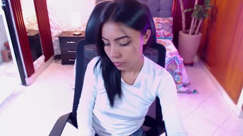 julieta_fn online show from February 21, 2025, 12:39 pm