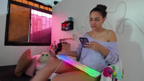 Snapshot of juliette_sweet05 chatting on October 15, 2025, 2:50 pm juliette online show from October 15, 2025, 2:50 pm