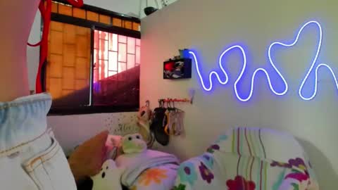 Snapshot of juliette_sweet05 chatting on October 19, 2025, 3:12 pm juliette online show from October 19, 2025, 3:12 pm