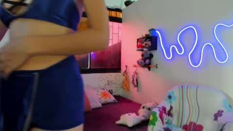 Snapshot of juliette_sweet05 chatting on October 27, 2025, 5:28 pm juliette online show from October 27, 2025, 5:28 pm