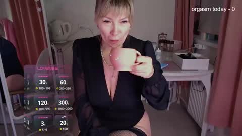 Snapshot of julvilnet chatting on February 7, 2025, 5:20 am Julia online show from February 7, 2025, 5:20 am