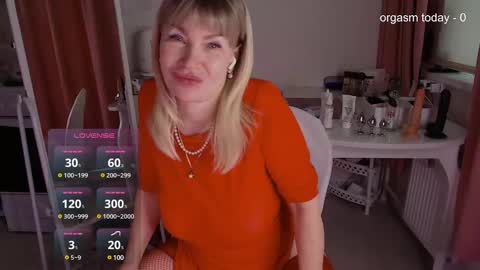 Snapshot of julvilnet chatting on March 7, 2025, 5:18 am Julia online show from March 7, 2025, 5:18 am