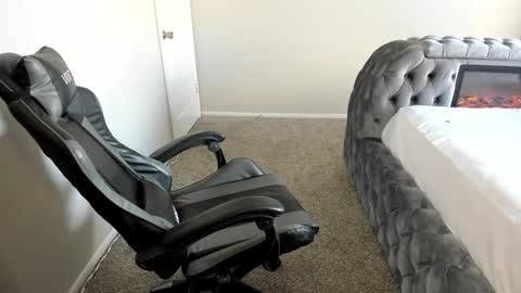 Snapshot of july_and_erick chatting on September 19, 2025, 8:09 pm july online show from September 19, 2025, 8:09 pm