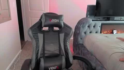 Snapshot of july_and_erick chatting on October 9, 2025, 7:23 pm july online show from October 9, 2025, 7:23 pm