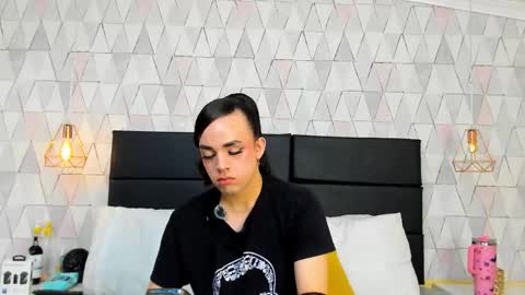 Justine online show from December 1, 2025, 3:33 am