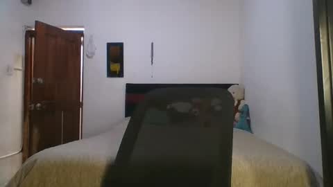 KAHELIINDEPENDENT MODEL online show from December 4, 2025, 9:45 pm