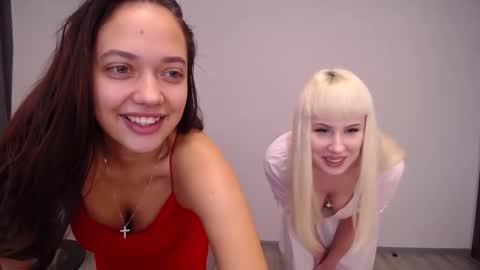 Snapshot of kamilla111 chatting on November 15, 2025, 10:23 am Kamilla blonde Karoline brunette online show from November 15, 2025, 10:23 am