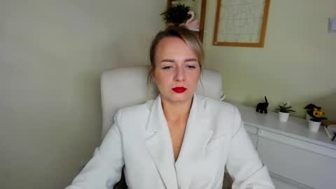 Karenenergy online show from December 3, 2025, 6:32 am