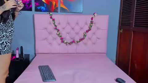 karinatompson online show from November 25, 2025, 8:31 pm