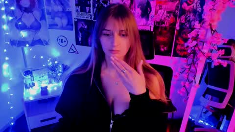 Snapshot of karla_flower chatting on November 13, 2025, 1:43 pm Karla online show from November 13, 2025, 1:43 pm