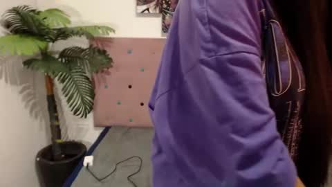 Snapshot of karolineburnx chatting on March 4, 2025, 9:51 am Isa online show from March 4, 2025, 9:51 am