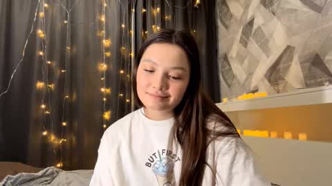 Kira online show from November 26, 2025, 4:08 pm