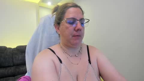 Snapshot of katiee_jones_ chatting on September 10, 2025, 1:00 pm Katherine online show from September 10, 2025, 1:00 pm
