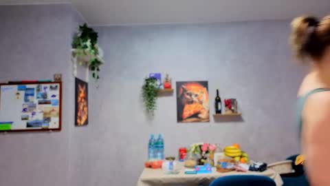 katniss_k online show from December 14, 2025, 1:49 pm