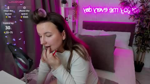 Snapshot of katyaneilson chatting on February 19, 2025, 6:44 am Kate online show from February 19, 2025, 6:44 am