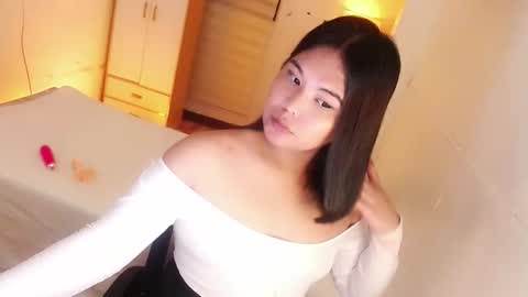 Snapshot of kayleepinay chatting on October 2, 2025, 2:13 pm Y O U R F U T U R E K A Y L E E online show from October 2, 2025, 2:13 pm