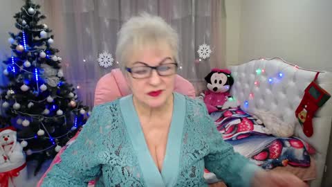 kaylesmoll online show from January 7, 2025, 7:28 pm