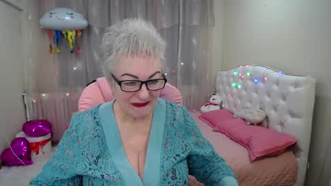 kaylesmoll online show from January 28, 2025, 7:42 pm