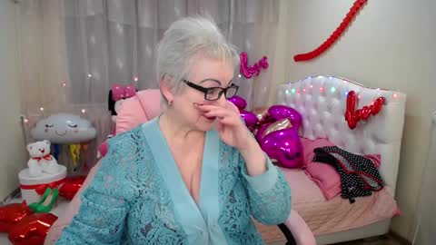 kaylesmoll online show from February 1, 2025, 7:13 pm