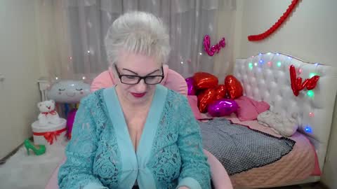 kaylesmoll online show from February 8, 2025, 5:18 am