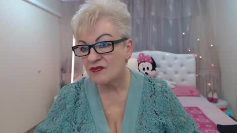 kaylesmoll online show from November 15, 2025, 7:43 pm