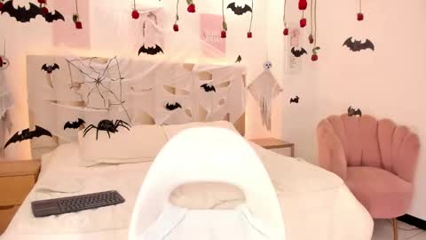 Amy Azaela  online show from October 16, 2025, 10:44 pm