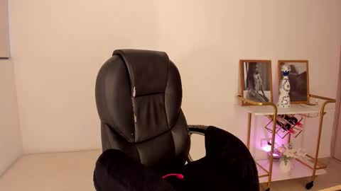 kendra  Benz online show from December 18, 2025, 12:00 pm