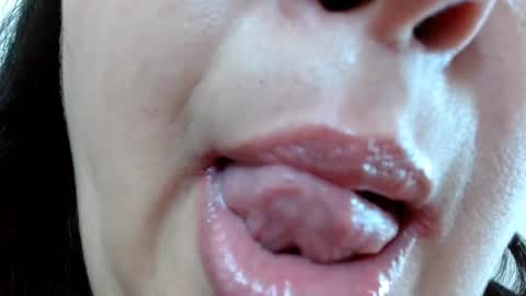 Snapshot of kerly_doll chatting on March 1, 2025, 1:22 am K E R L Y online show from March 1, 2025, 1:22 am