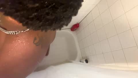 Snapshot of keybump323 chatting on January 1, 2025, 10:35 pm Keybump online show from January 1, 2025, 10:35 pm