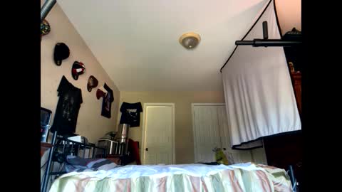 Snapshot of keybump323 chatting on October 13, 2025, 2:06 pm Keybump online show from October 13, 2025, 2:06 pm