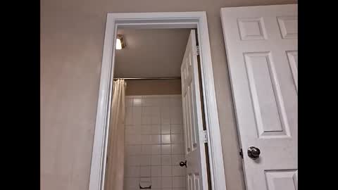 Snapshot of keybump323 chatting on November 13, 2025, 3:22 pm Keybump online show from November 13, 2025, 3:22 pm