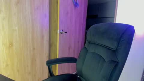 Laura online show from February 12, 2025, 4:12 am