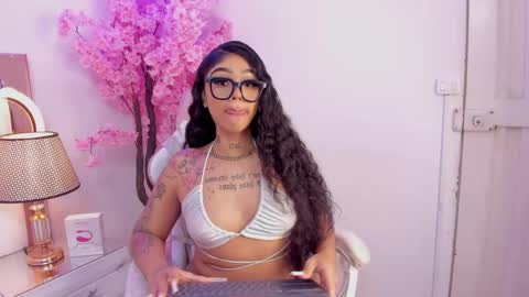 Khelany Isyy  online show from March 11, 2025, 1:05 am