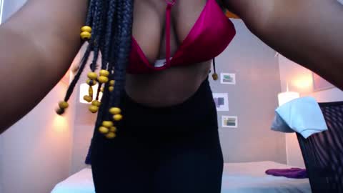 Snapshot of kiara_evanss chatting on December 6, 2024, 12:45 am Kiara online show from December 6, 2024, 12:45 am