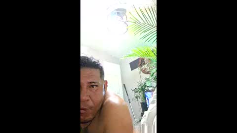 kiloflores124 online show from December 21, 2025, 9:49 am