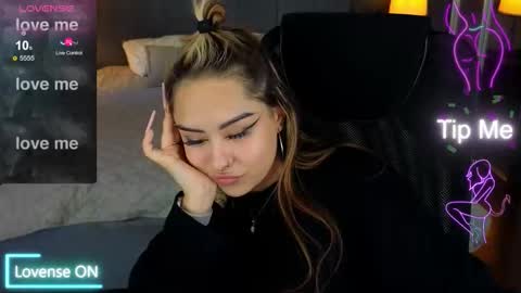 Snapshot of kim_brownie chatting on October 19, 2025, 8:37 am Kim online show from October 19, 2025, 8:37 am