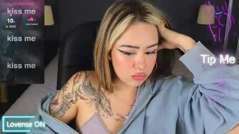 Snapshot of kim_brownie chatting on October 21, 2025, 8:42 pm Kim online show from October 21, 2025, 8:42 pm