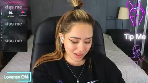 Snapshot of kim_brownie chatting on October 22, 2025, 8:47 am Kim online show from October 22, 2025, 8:47 am