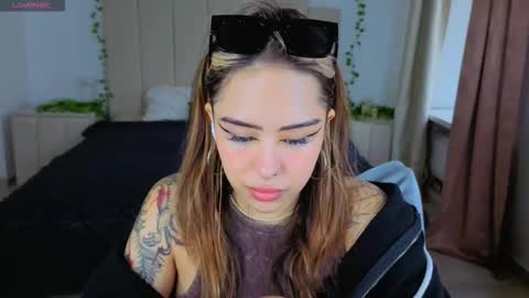 Snapshot of kim_brownie chatting on October 29, 2025, 9:44 am Kim online show from October 29, 2025, 9:44 am