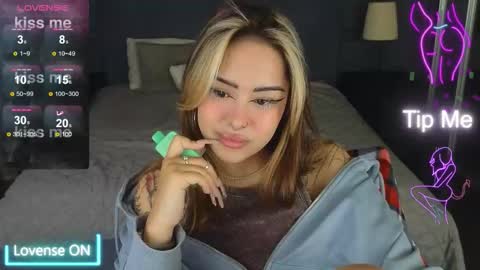 Snapshot of kim_brownie chatting on November 17, 2025, 5:02 am Kim online show from November 17, 2025, 5:02 am