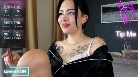 Snapshot of kim_brownie chatting on December 14, 2025, 8:52 am Kim online show from December 14, 2025, 8:52 am