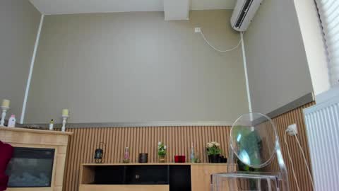 kimi_ivy online show from December 8, 2024, 10:41 am