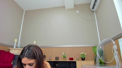 kimi_ivy online show from January 7, 2025, 10:43 am